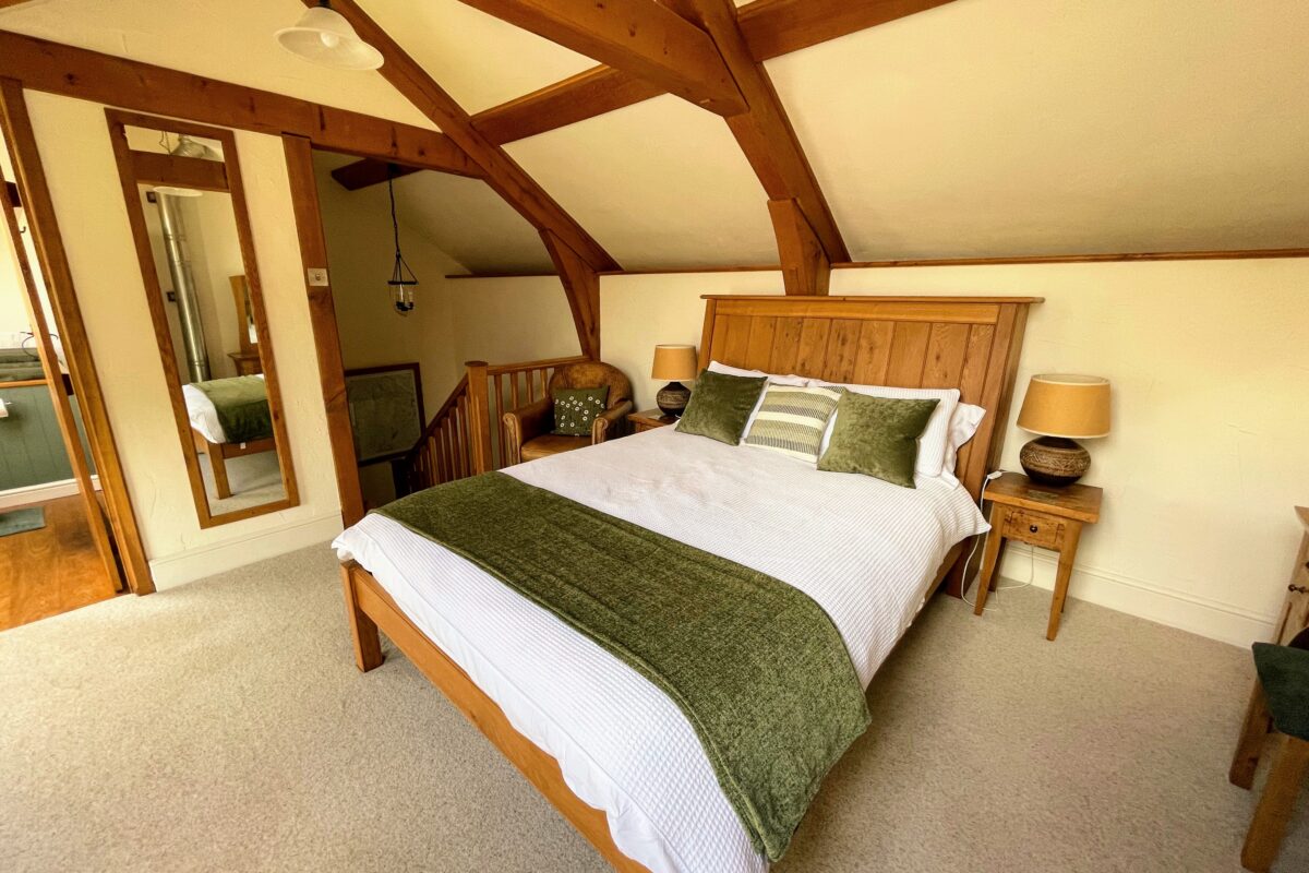 Widecombe Cottage - King size bedroom