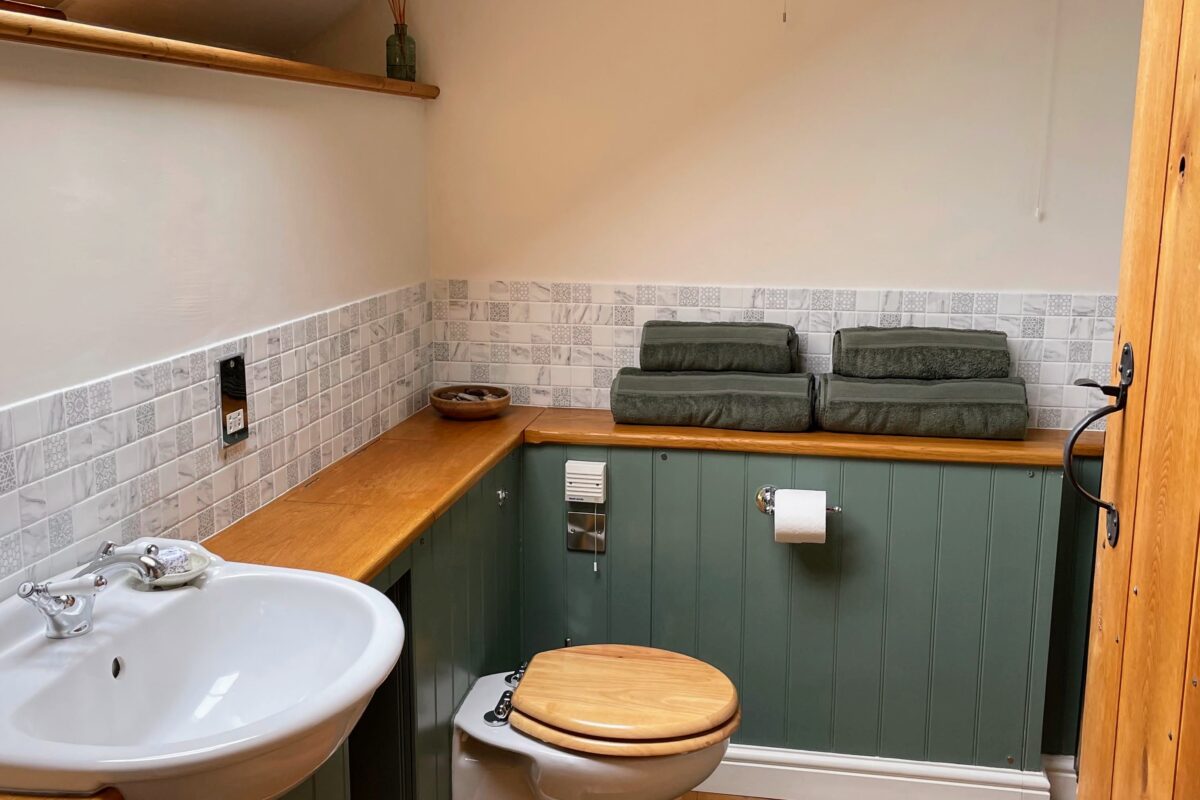 Widecombe Cottage - Bathroom